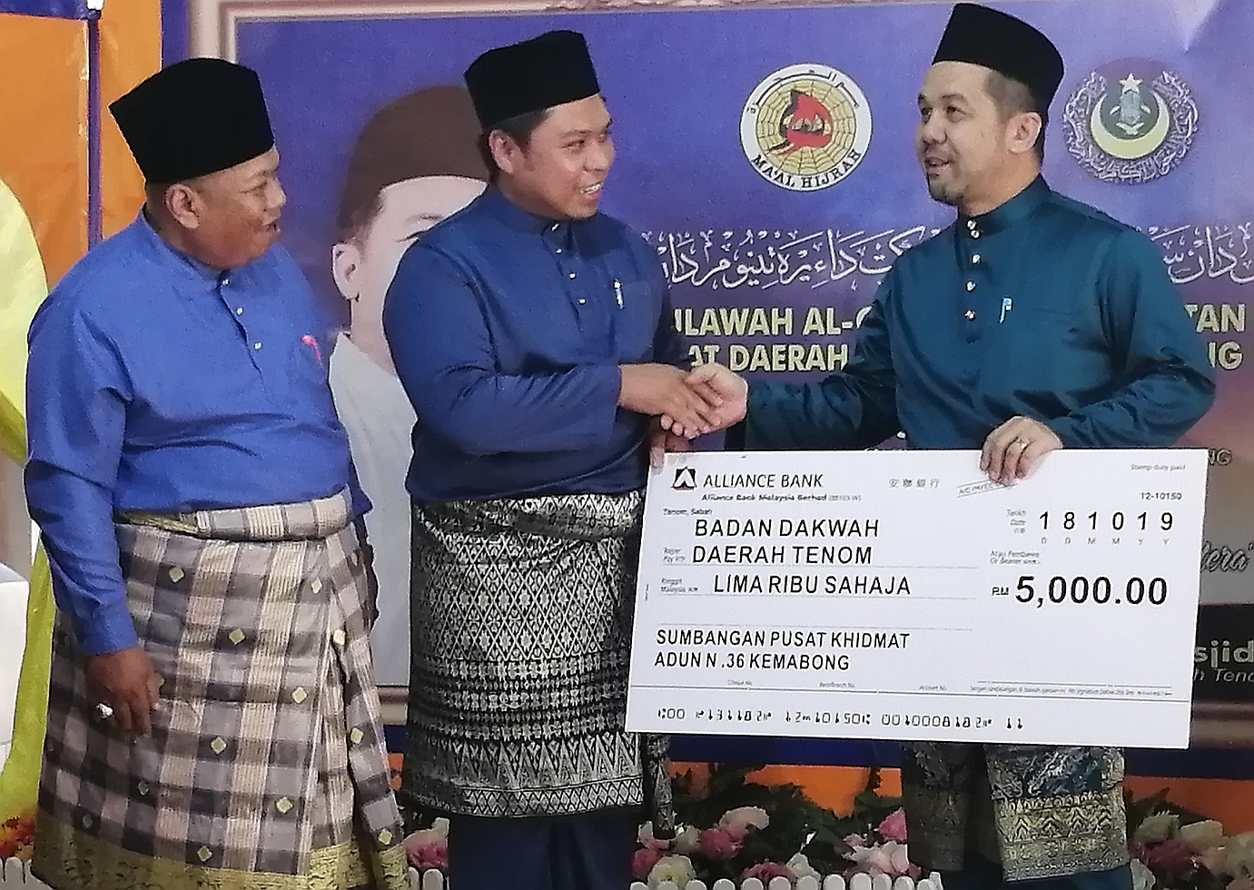 Mas Syazwan(tengah) menerima replika sumbangan kepada Badan Dakwah daripada Jamawi(kanan) disaksikan Yacob(kiri) 