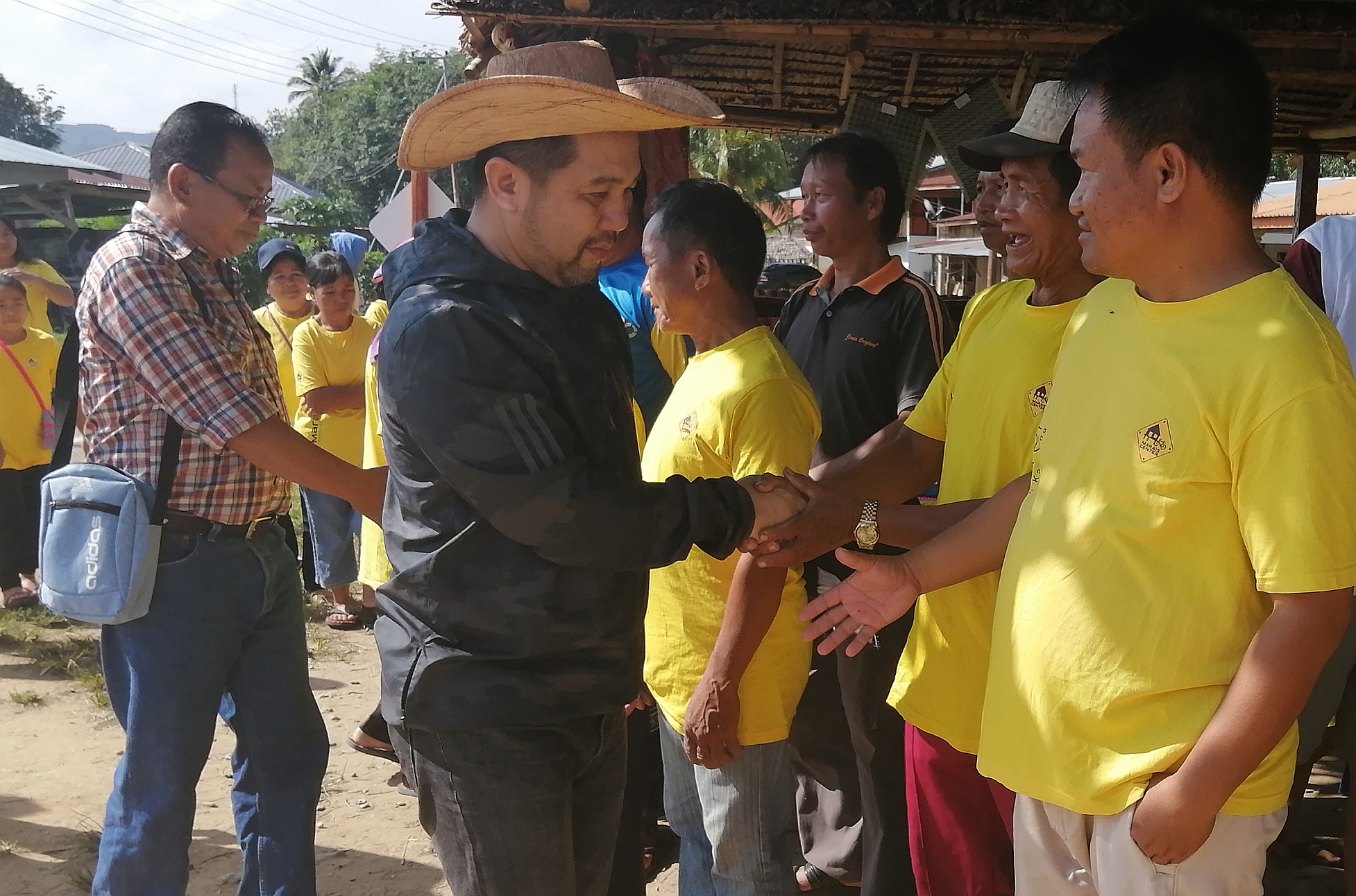 Ketibaan Jamawi disambut oleh penduduk kampung Marais Center 