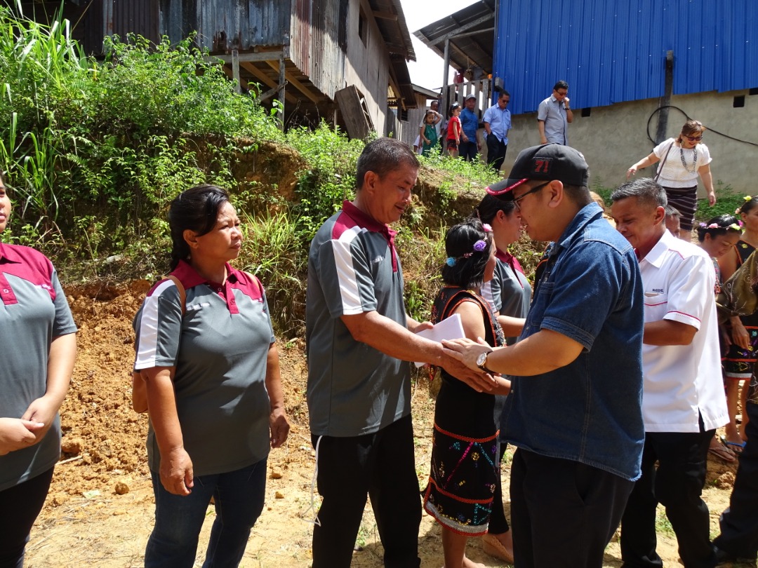 Ewon bersalaman dengan penduduk kampung Samparita Laut.