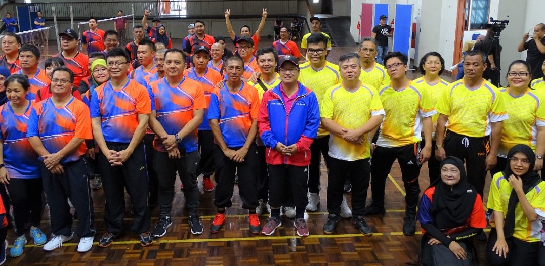 Ewon (tengah) bergambar bersama pegawai dan kakitangan KPLB Sabah.
