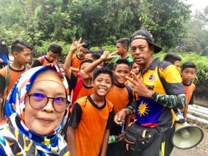 Guru Besar SK Balai Besar, Shamsiah Abd Razak (bertudung) merakamkan gambar kenangan bersama para pelajar di Puncak Bukit Bauk, Dungun