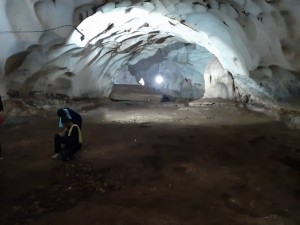 Keadaan dalam gua yang dihiasi stalagtit dan stalagmit yang berusia ribuan tahun.