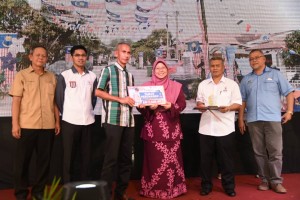 Penyampaian hadiah kepada pemenang Pertandingan Keceriaan Bulan Kebangsaan Peringkat Negeri Pahang 2019.