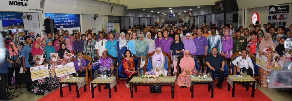 Sesi bergambar bersama semua yang hadir menjayakan Program Santuni Rakyat Peringkat Negeri Melaka.