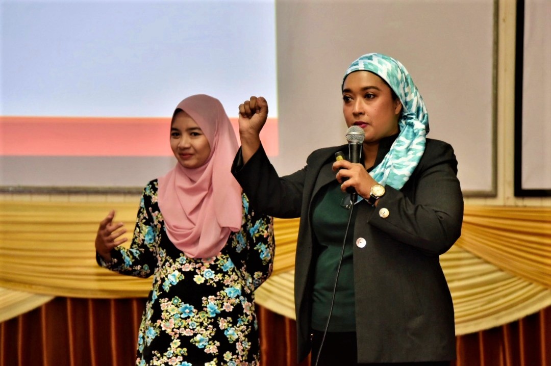 Nazariah Taharin (kanan) bersama salah seorang peserta.