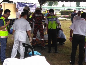 Anggota paramedik memberi rawatan awal kepada mangsa