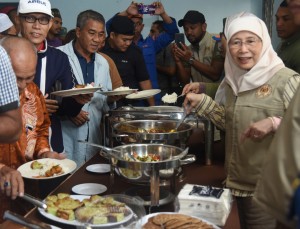 Dato’ Seri Dr. Wan Azizah beramah mesra bersama penduduk setempat Kg. Gudang Rasau. 