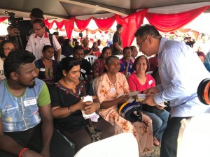 Ketua Menteri Melaka, Adly Zahari menyampaikan sumbangan Deepavali dalam majlis yang sama.