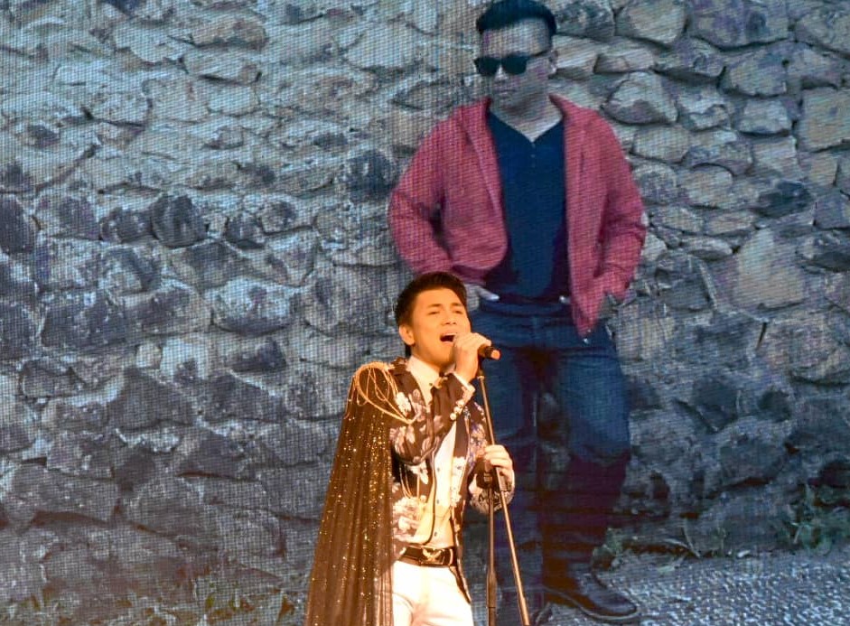Gedion menyanyikan lagu "Kakal Poinggirot" ciptaan Bernard.