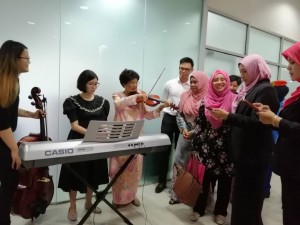 Tun Dr. Siti Hasmah turut memperdengarkan gesekan biola pada majlis tersebut