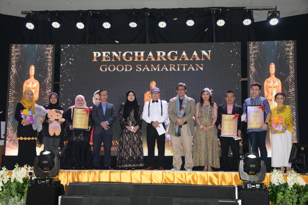 Abang Sardon (lima kanan) merakamkan gambar kenangan bersama penerima anugerah Penghargaan Nilai Murni dan Penghargaan Good Samaritan