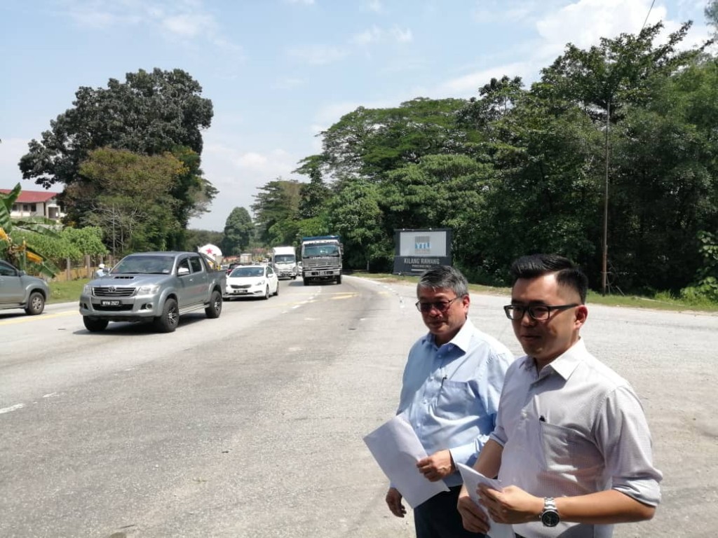 (Dari kanan) Chua Wei Kiat dan William Leong meninjau keadaan Jalan Perindustrian Rawang (FT3209) yang sempit selepas sidang media semalam.