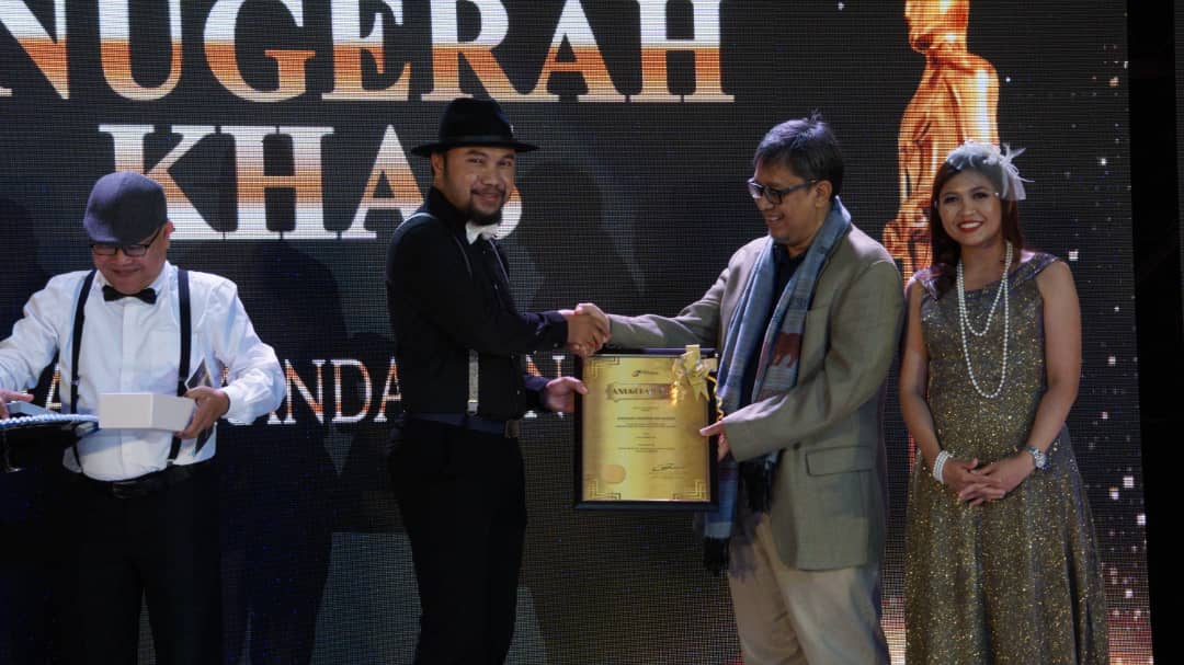 Abang Sardon menyampaikan Anugerah Khas kepada Iskandar