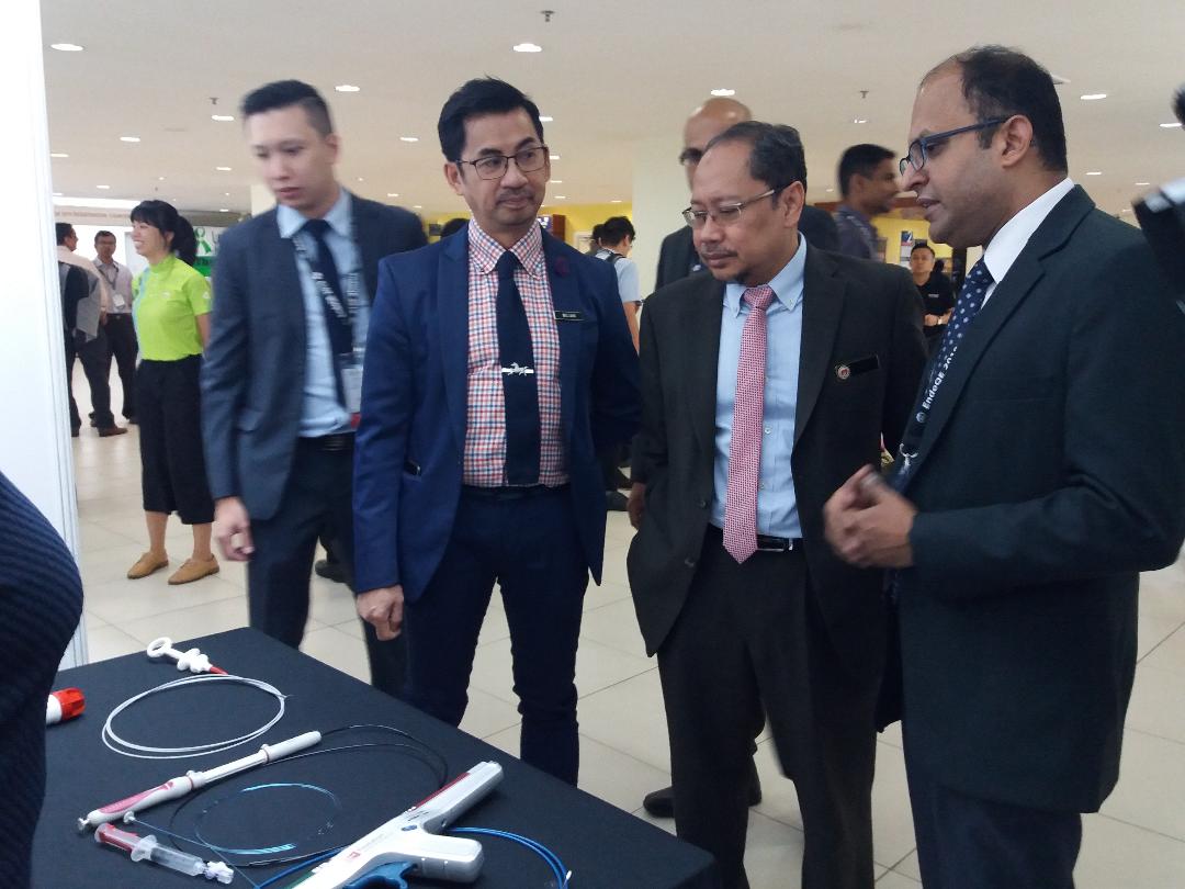 Mohd Fikri ketika mendengar penjelasan ringkas berhubung peralatan endoskop daripada Dr. Raman (Kanan) serta Dr. William (Ke tiga kanan). 