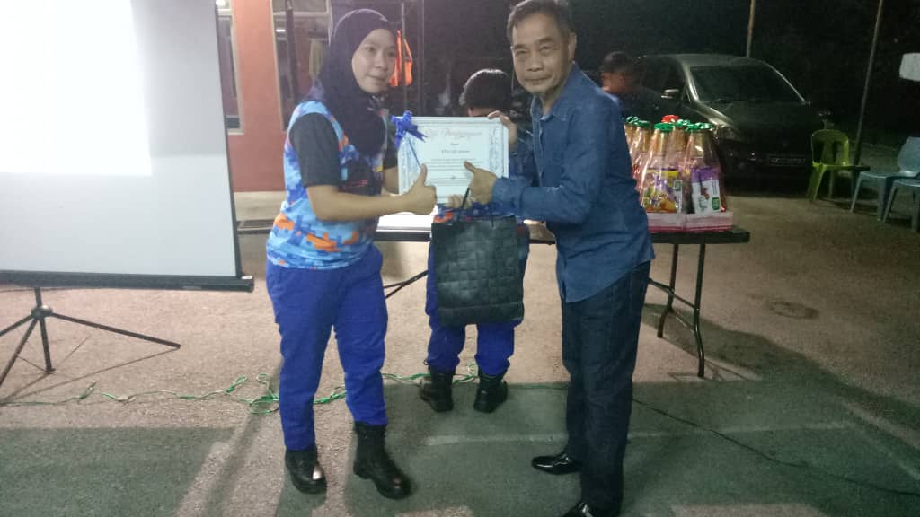 Pegawai Pertahanan Awam Daerah Sri Aman Kapten (PA) Siti Huzaimah Hj Ibrahim menyampaikan Sijil Penghargaan kepada Ketua Penerbit Rancangan RTM Sri Aman, Othman Laili.