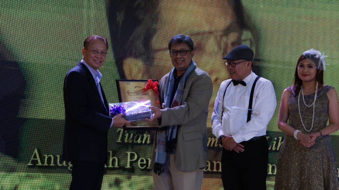 Jemat Lihi menerima Anugerah Pencapaian Sepanjang Hayat daripada Abang Sardon