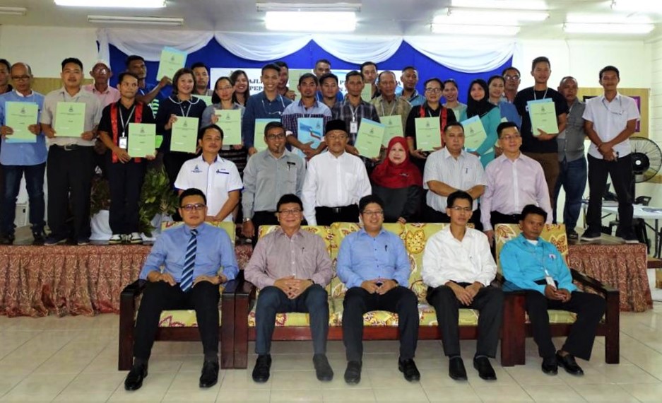 Ewon, Fredian, Aftar dan para pegawai KPLB Sabah bergambar bersama para peserta kursus.