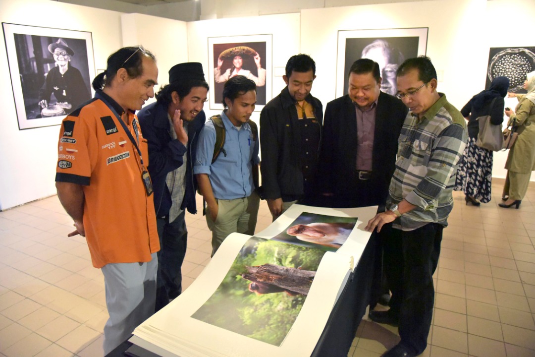 Antara pengunjung yang hadir pada majlis perasmian galeri Amri. 