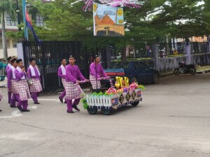 Barisan kontinjen Jabatan Kerja Raya Daerah Tangkak.