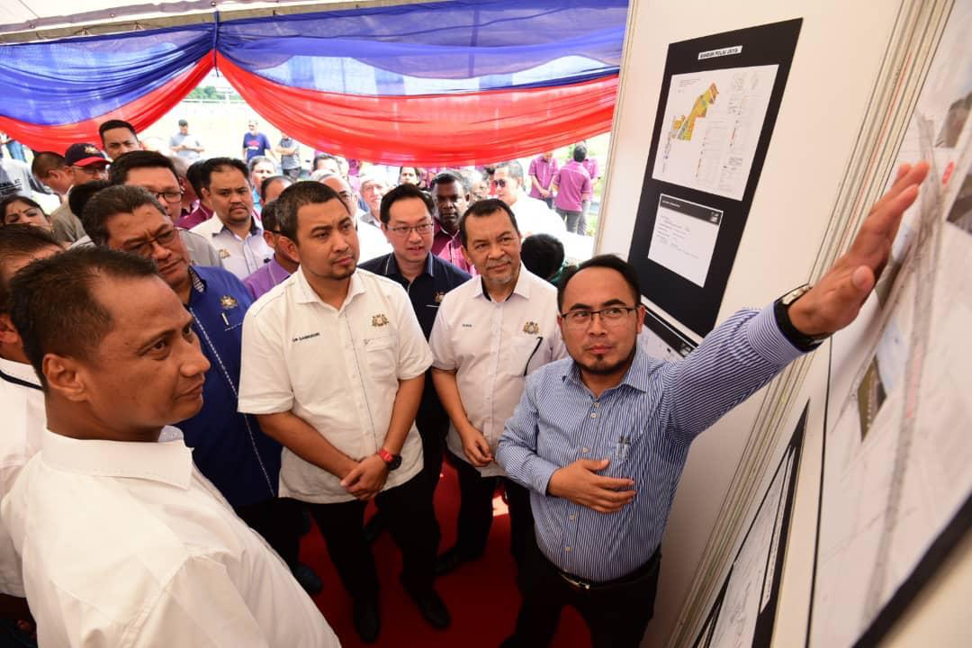 Dr. Sahruddin Jamal (tengah) mendengar penerangan projek daripada wakil Extreme Consolidated Sdn. Bhd.