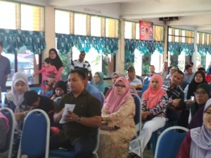 Ibu bapa yang hadir memeriahkan majlis Anugerah Kecemerlangan 2019 di SK Bandar Tangkak.