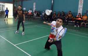Syed Saddiq Syed Abdul Rahman mengambil peluang bermain badminton beregu bersama para peserta.