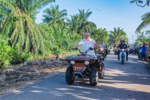 Sultan Ibrahim melawat sekitar kampung  dengan menaiki kenderaan ATV.