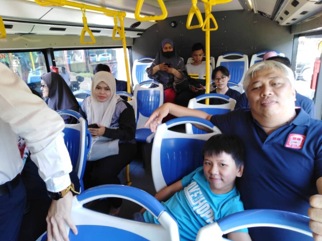 Antara penumpang yang menaiki perkhidmatan bas percuma Smart Selangor laluan Batu Arang-Sungai Buloh.