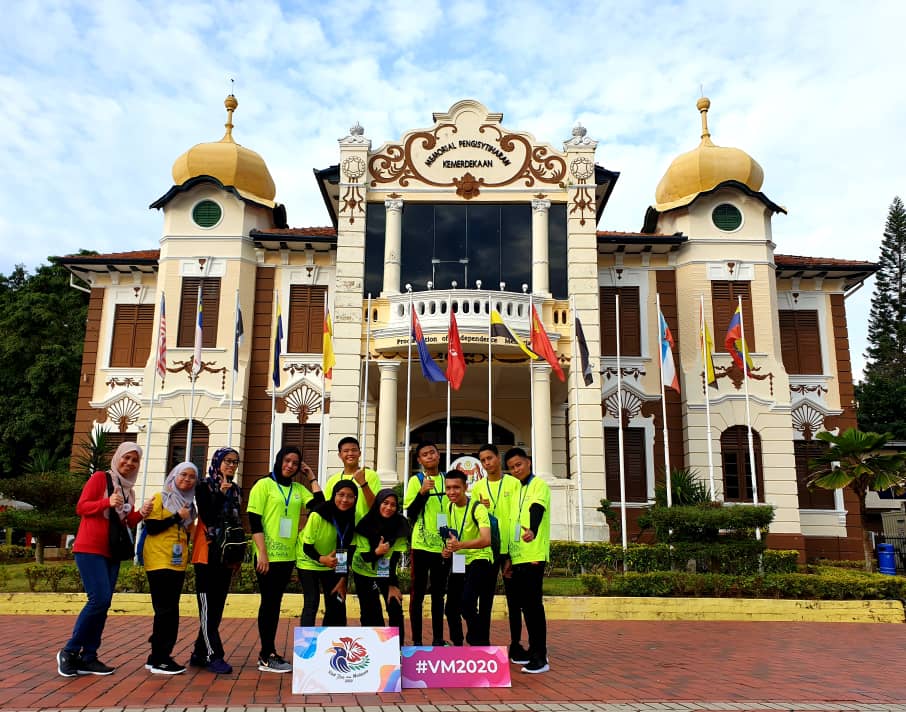 Para pelajar SMK SANZAC merakamkan gambar kenangan dihadapan Bangunan Memorial Peristiharan Kemerdekaan ketika mengikuti rombongan lawatan produk pelancongan sekitar bandar Melaka. 