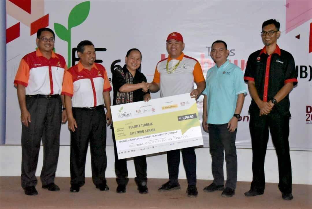 Stephen (tiga dari kiri) menyerahkan replika cek kepada Mizal (tiga dari kanan), selepas diumumkan sebagai "Peserta Terbaik" disaksikan oleh Mohd Izham (kiri), Anis (dua dari kiri) dan Awang Nasib (dua dari kanan).
