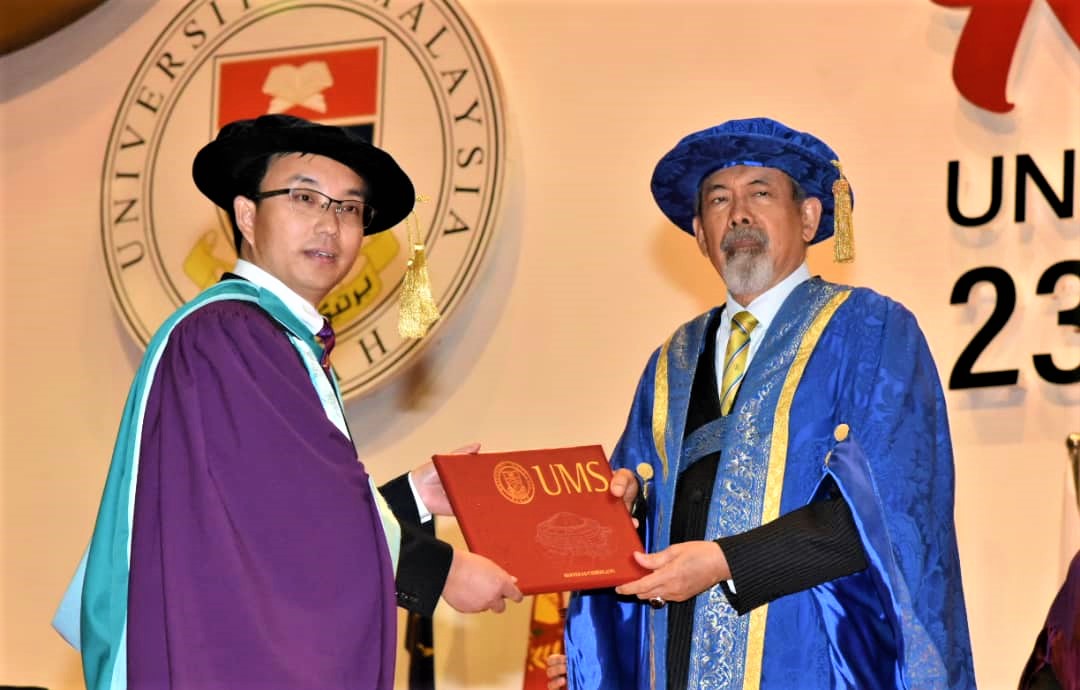 Salah seorang graduan menerima ijazah yang disampaikan oleh Tun Juhar (kanan). 