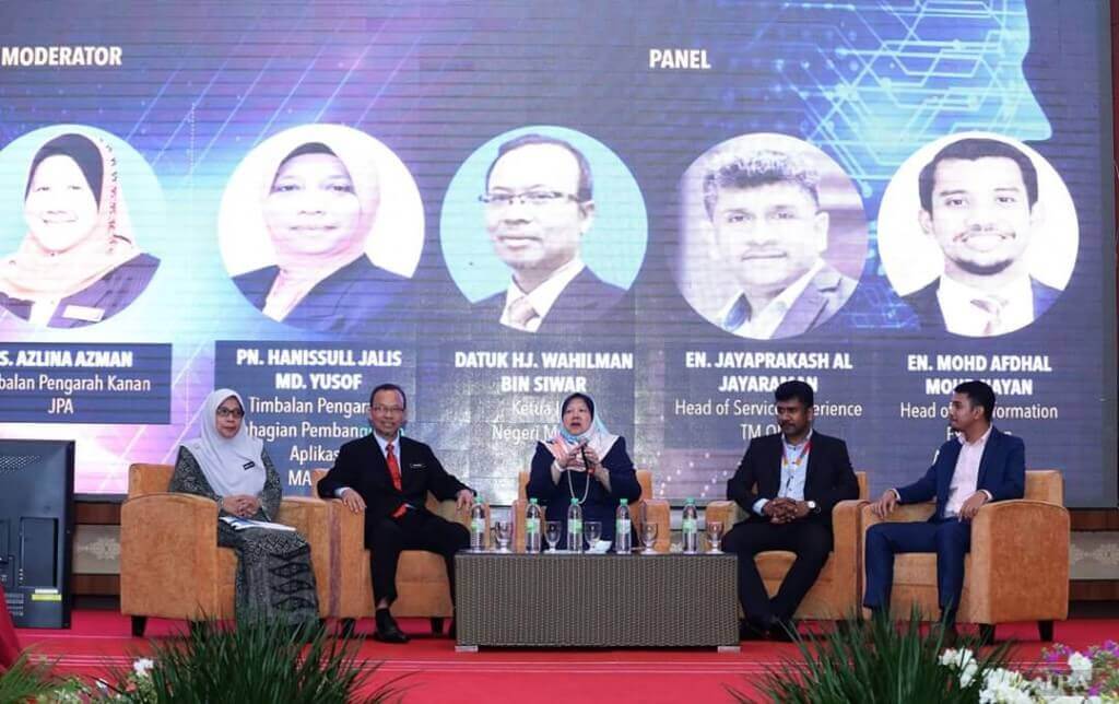 Azlina Rahman selaku modaretor mengendalikan forum bersama ahli-ahli panel jemputan.