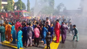 Kanak-kanak dimandikan dengan air oleh Bomba sebelum dikhatankan