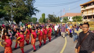 Perarakan kompang bagi meraikan kanak-kanak dan orang ramai