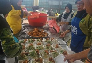Makanan yang disediakan oleh anggota RELA untuk mangsa-mangsa banjir.