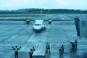 Ketibaan penerbangan pertama FY2349 yang membawa penumpang dari Kota Bharu mendarat di lapangan Terbang Antarabangsa Senai pada jam 1.10 petang.
