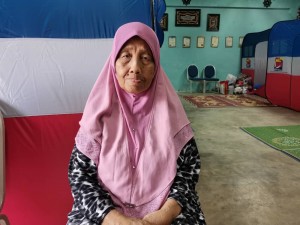 Siti Fatimah Ahmad gembira dengan kehadiran Tunku Idris ke PPS Kampung Mawai.