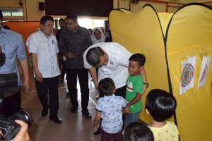 Dr. Sahruddin membuat lawatan ke PPS Balai Raya Kampung Tandong, Buloh Kasap selepas merasmikan program ‘Jom Kembali Ke Sekolah’ . 