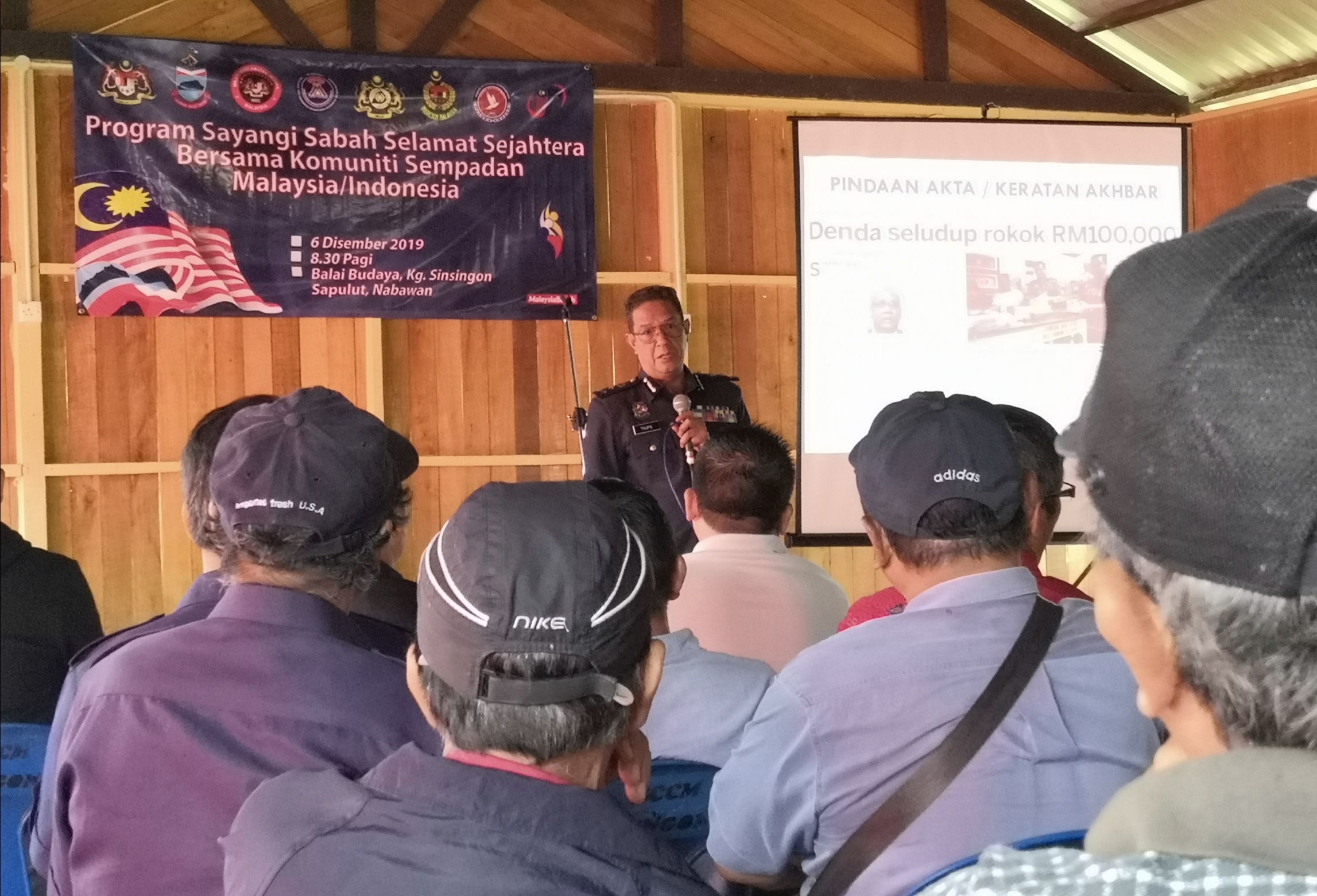 Timbalan Pengarah Kastam Bahagian Penguatkuasaan Negeri Sabah, Dr Ahmad Taufik Sulaiman menyampaikan taklimat berkenaan aktiviti penyeludupan rentas sempadan.