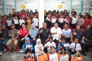 Seramai 106 kanak-kanak dari empat buah sekolah di kawasan Iskandar Puteri nyata ceria selepas menerima sumbangan pakaian, beg sekolah, alat tulis dan pek makanan sempena Program Kembali Ke Sekolah Iskandar Puteri.