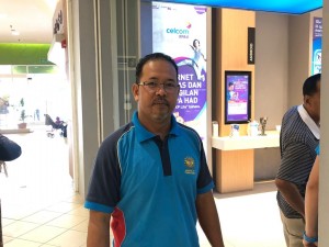 Azaha Ismail salah seorang Pengguna Celcom yang hadir ke Celcom Blue Cube KB Mall berikutan gangguan rangkaian Celcom di kawasan Pantai Timur Semenanjung.