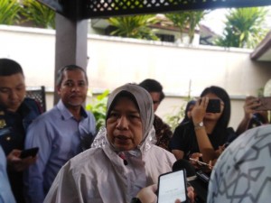 Zuraida Kamarudin ketika ditemui media selepas lawatan ke lokasi kejadian tanah mendap melibatkan tiga buah rumah di Jalan Kelab Ukay, Bukit Antarabangsa semalam