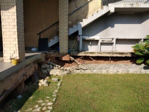 Kesan mendapan tanah salah sebuah rumah yang terlibat dalam kejadian tanah mendap di Jalan Kelab Ukay yang berlaku 