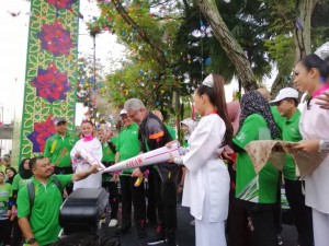 Khalid memotong straw plastik gergasi sebagai gimik Kempen 'Say No To Plastic Straws'