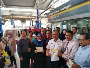Timbalan Menteri Pengangkutan merangkap Ahli Parlimen Bandar Tun Razak, Datuk Kamaruddin Jaffar bersama Pengarah JaPen WPKL, Erwin Khairul Ahmad, Pengarah MKN WPKL, Azizah Mohamed Said dan Ketua Pegawai Operasi Rapid Rail, Abdul Hadi Amran menunjukkan pek yang mengandungi topeng penutup hidung, hand sanitizer dan risalah kepada media