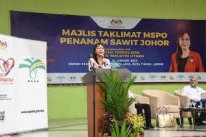 Teresa Kok ketika menyampaikan ucapan perasmian Majlis Taklimat MSPO Penanaman Sawit Johor.