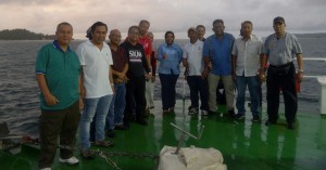 Dr. Fary (tengah) bersama Pengerusi MPKK bergambar kenangan berlatar belakangkan Pulau Rusukan.