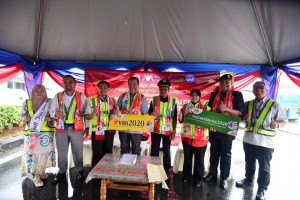 Mohd Solihan Badri (tengah) bersama tetamu jemputan di Majlis Pelancaran Ops Bersepadu dan Kempen Keselamatan Jalan Raya Bersempena Perayaan Tahun Baru Cina Peringkat Negeri Johor.
