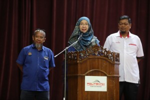 Timbalan Pengarah Akademik PTSS, Roseliza Datuk Shaari mengumumkan keputusan Pilihan Raya Kampus. 