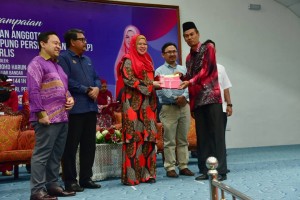Datuk Seri Rina Mohd Harun menyampaikan watikah perlantikan kepada ahli MPKKP.